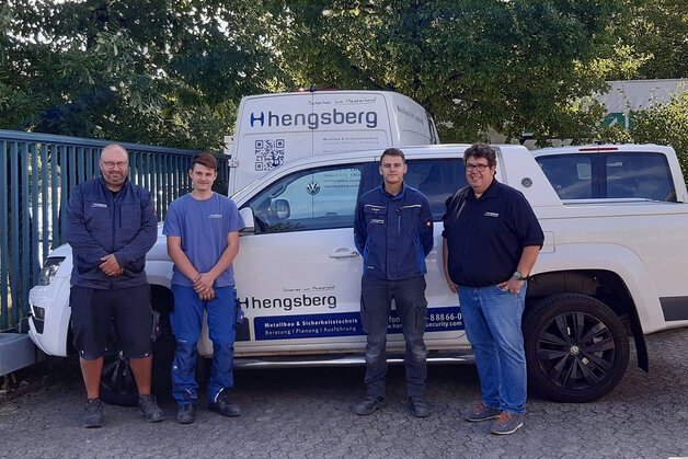 Zwei junge Männer beginnen Ihre Ausbildung zum Metallbauer bei Hengsberg Security